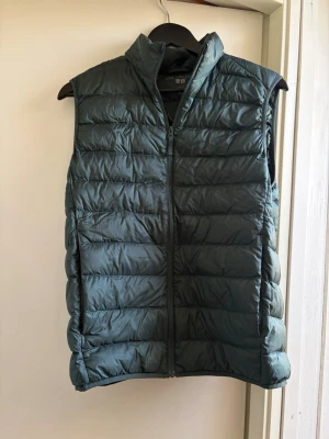 Uniqlo Ultra Light Down Vest - En väst i mycket bra skick från Uniqlo. Storlek S herr. Mörkgrön