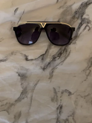 Lv glasögon  - Helt nya lv glasögon den som köper först får med present🎁 