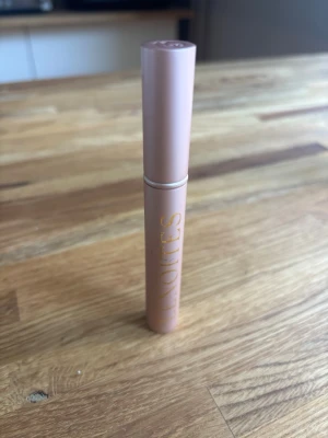 Xlash Eyelash Activating Serum - Ett ögonfransserum från Xlash i en stilren, matt ljusrosa tub med guldtext. Perfekt för dig som vill boosta fransarna och få dem att se längre och fylligare ut. Enkel att applicera med smidig borste.