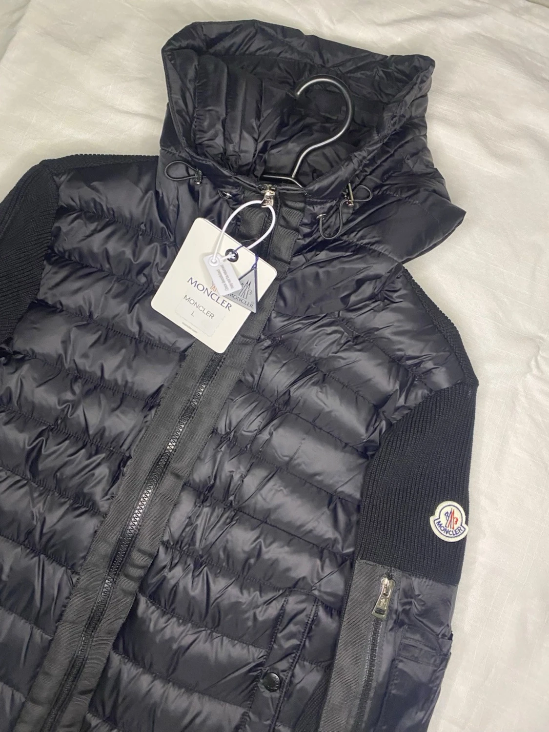Svart dunväst med huva från Moncler