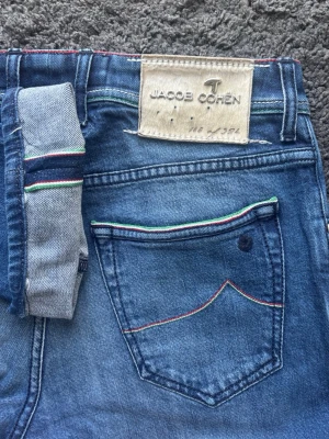 Jacob Cohën Limited Edition - Jacob Cohën J622 Limited Edition i en riktigt snygg tvätt. Handgjorda i Italien med detaljer i toppklass, numrerad utgåva.  🧵 JC J622 Limited  📏Storlekslapp bortklippt men uppskattningsvis strl 29.  🧩 98% bomull, 2% elastan  📐 Mått: Midja: 36,5 cm Längd: 91,5 cm Benslut: 17 cm Lår: 25 cm  ✅ 9/10 – Mycket fint skick på denim och allt, en del av JC loggan på patchen har gått bort vilket är det enda som inte gör dessa till 10/10.  Perfekt för stilmedvetna!  💰 Nypris: 7000 kr  ‼️Skickas Snabbt‼️