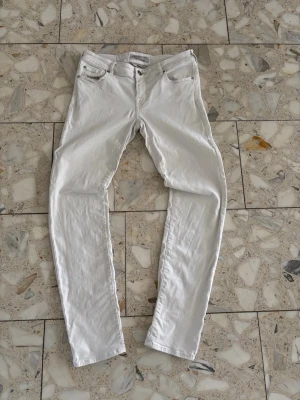 Jacob cohens jeans - Extremt snygga Jacob cohens jeans, 10/10 skick, storlek 30, fraktar samma dag📦passar väldigt bra till sommaren, skriv vid frågor eller intresse!