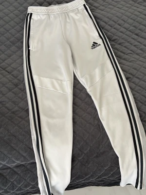 Adidas byxor - Mjukisbyxor från Adidas. Använd men fortfarande i fint skick.