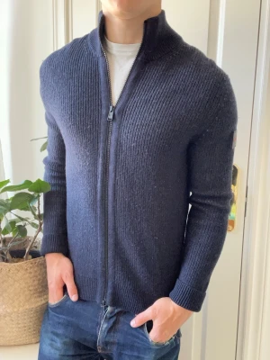 Hugo boss cardigan  - Hugo boss cardigan - personlig favorit. Inga defekter! Modellen i bilderna är 180 cm 75 kg och bär Storlek M , Kom med frågor! 🌟 (Kan gå ned i pris vid köp av paket 😉) 