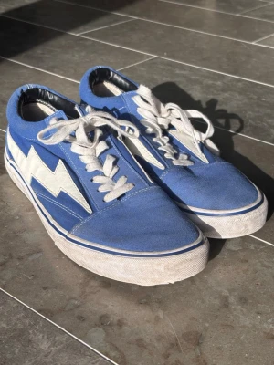 Revenge x Storm skor - Skitsnygga blås Revenge x Storm OG. Riktiga såklart. Köpta för ett bra tag sen med otroligt lite användning. Ingen låda. Size 10 US=43 EU. Defekt visas på sista bilden!, tar emot rimliga bud och snabbaffär. Om någon fråga är de bara att skriva!☺️