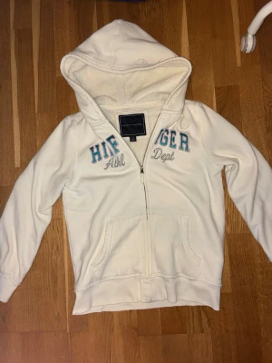 Vit inside fur zip up hoodie Tommy Hilfiger - 2000s Tommy Hilfiger vit furry inside zip up hoodie 