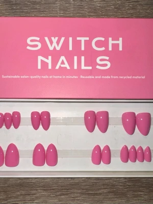 Switch Nails Bubblegum Almond Short - Press-on naglar från Switch Nails i modellen Bubblegum. Färgen är en härlig bubbelgumsrosa och formen är kort almond. Naglarna är återanvändbara och tillverkade av återvunnet material. Perfekt för dig som vill ha snygga naglar snabbt! Säljes utan tillbehör. 