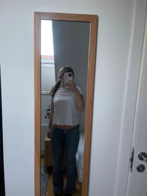 True Religion bootcut jeans blå - Säljer ett par blå bootcut jeans från True Religion med klassiska broderade bakfickor och låg midja. Jeansen har en avslappnad passform och är tillverkade i denim med snygg tvätt. Perfekta för en trendig och avslappnad look. Byxorna är i storlek 24 