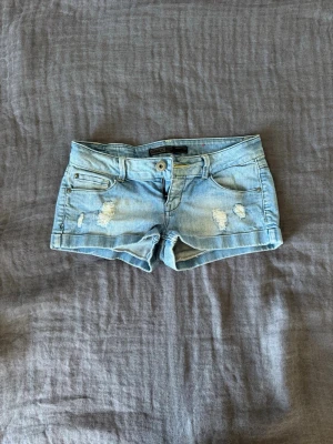 Ljusblå lågmidjade jeansshorts  - Snygga ljusblå jeansshorts från ONLY med låg midja. De passar till allt och sitter super skönt! Perfekta till sommaren.