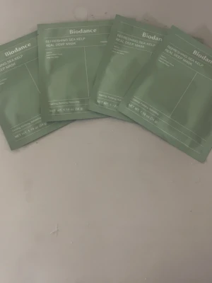 Biodance Sea Kelp Sheet Mask 4-pack - Fyra gröna ansiktsmasker från Biodance, Refreshing Sea Kelp Real Deep Mask. Engångsmasker i sheet-format som återfuktar och fräschar upp huden. Perfekt för en snabb boost när huden känns trött.helt nya