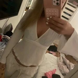 Topp från gina - Bilder är från tidigare säljare säljer bara för den var lite för liten. Tidigare säljare sa inte att den har blivit kortare i tvätten men det har den blivit. skriv om du är intresserad kan sänka priset vid snabb affär 