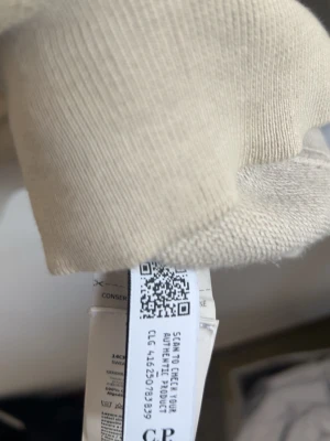 Beige sweatshirt från C.P. Company - Säljer en stilren beige sweatshirt från C.P. Company. Säljer tröjan då den har blivit för stor för mig. Tröjan är i bra skick och man ser knappt att tröjan har används. Tröjan passar perfekt till en kylilg sommardag eller varm vårdag.