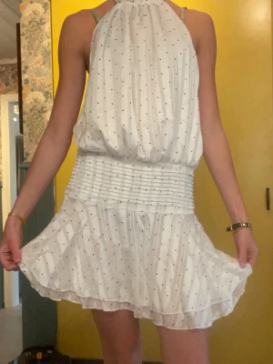 Prickigt klänning - Säljer denna jätte fina klänning i storlek S, jag säljer den för att den är lite för stor för mig, sitter mer som en M. Priset går alltid att diskuteras💕