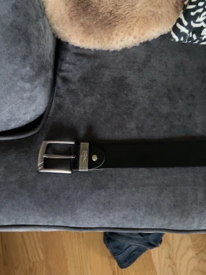 Lacoste skärp - Ett helt nytt Lacoste skärp inga synliga tecken på användning och bra kvalité