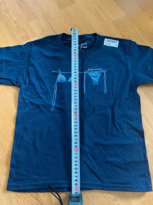 T-shirt blå - Blå T-shirt i storlek xs baby tee, från ”in print we trust”