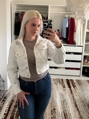 Jeansjacka - S - Jeansjacka ifrån BikBok storlek S pris 50kr