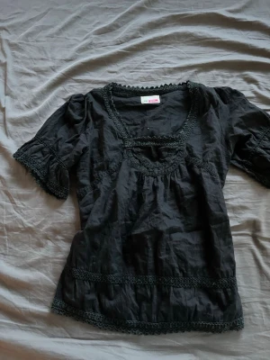 Svart blus - Svart blus T-shirt. Tunn tröja som passar perfekt för sommmaren