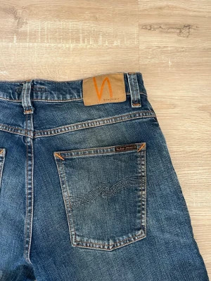 Nudie jeans  - Tja! Säljer nu mina sjukt eftertraktade och trendiga nudie jeans. Modellen är grim Tim som också är väldigt eftertraktat. ⚠️Inga deffekter synliga deffekter eller slitage som syns, endast liten fläck på knät⚠️ pris går att diskutera och ej hugget i sten. Skriv för fler frågor😁😁 W31, L32