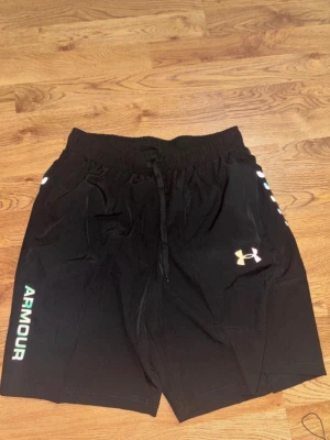 Under Armour  - Säljer nästan helt nya under armour shorts. Säljer då de inte passar mig. Använda max 2-3, INGA TECKEN PÅ SLITAGE! Köpta för 799kr och säljer för enbart 450kr passa på, pris går absolut o diskutera…