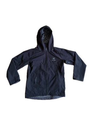 Arc'teryx Jacka - En riktigt snygg Arc’teryx som är helt sprillans ny för endast 1599kr och det är helt sjukt bra för det är säsongs rabatt. Priset är inte hugget i sten, så fråga bara om det är något!
