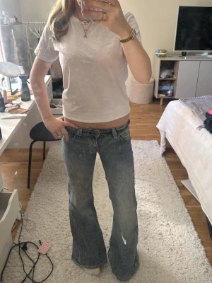Blå bootcutjeans från Weekday - Säljer ett par snygga blå bootcutjeans med lågmidja från Weekday. Säljer på grund utav att dom är förstora❣️