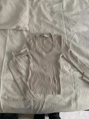 Zara topp - En snygg topp från zara som jag glömt bort i min garderob.. men nu är den tyvärr för liten. Den är helt oanvänd 🥰