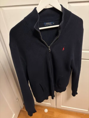 Mörkblå fullzip Ralph Lauren - En riktig schysst full zip ifrån Ralph Lauren i storlek M, priset är förhandlingsbart så det är bara att buda.