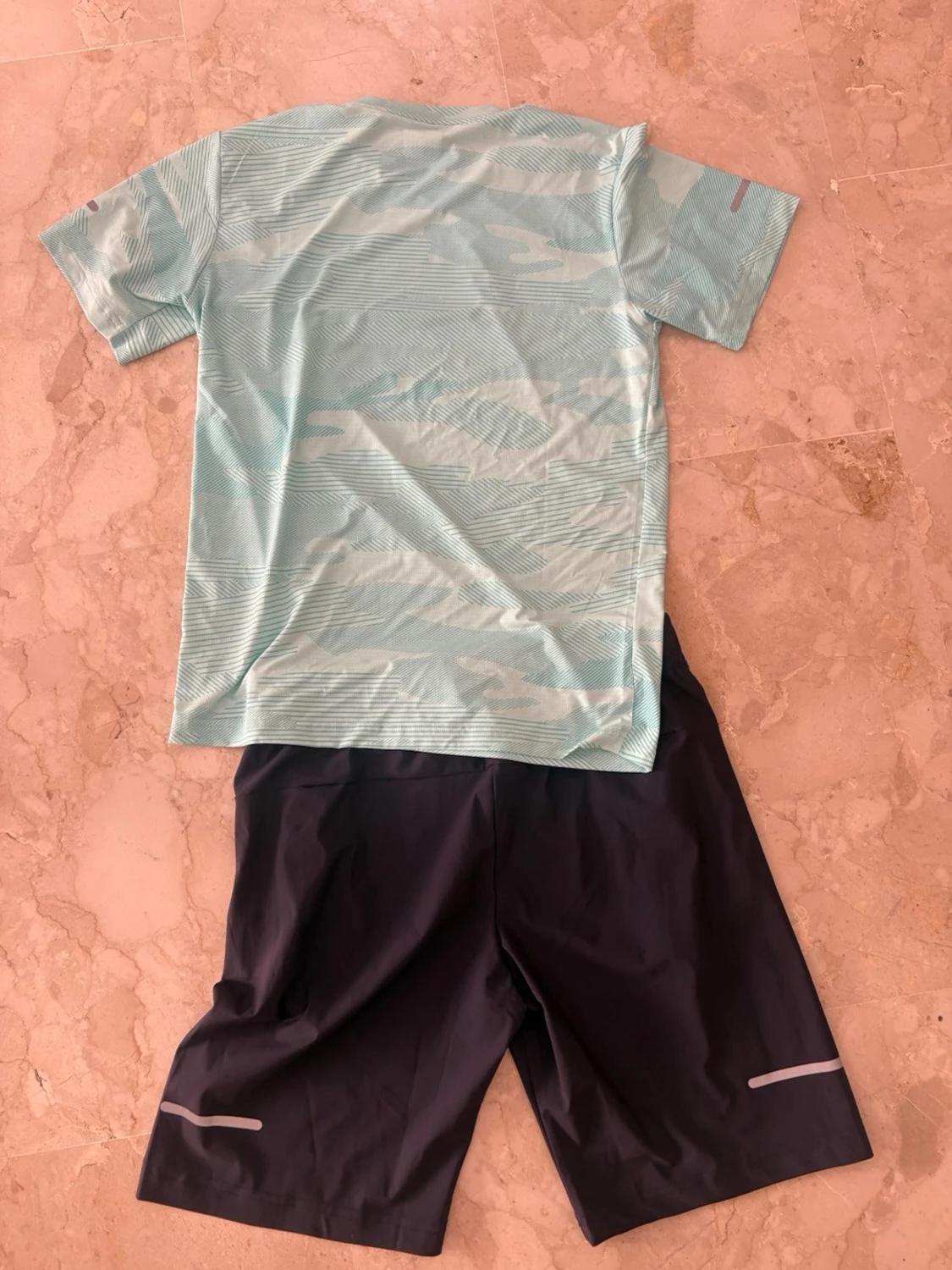 Träningsset från On – t-shirt & shorts - 1