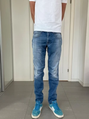 Replay Anbass Jeans - Säljer nu dessa Replay Anbass Jeans, W30 o L32, skriv för fler bilder/frågor🙌🏼