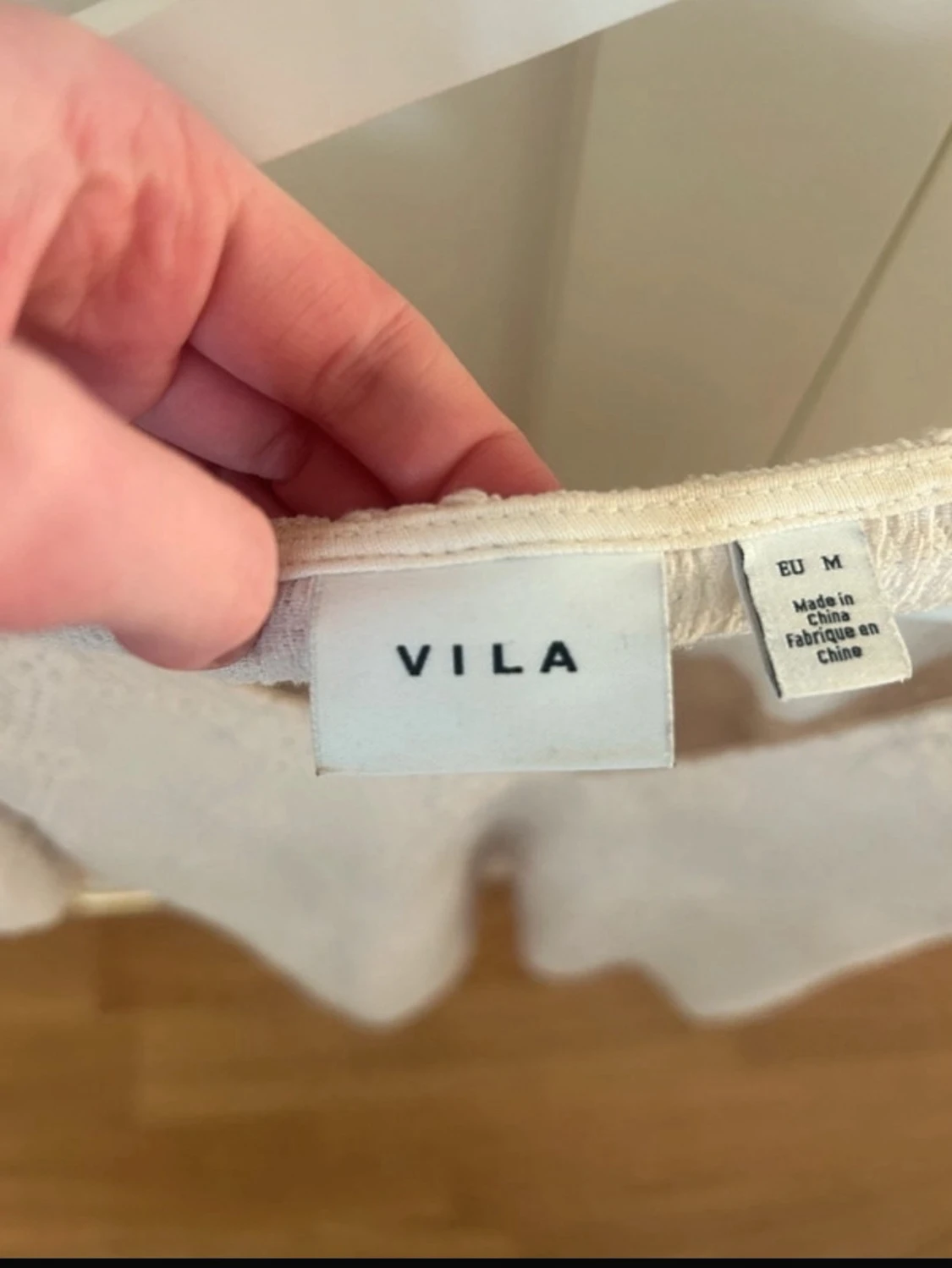 Beige/vit blus med volangärmar från Vila - 2