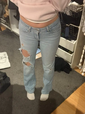 Ljusblå Levi's raka jeans med slitningar - Säljer ett par ljusblå raka jeans från Levi's.  Jeansen har normal midja och är tillverkade i denim. Dessa är sjukt mjuka och bekväma att ha på sig. Köpte för 600