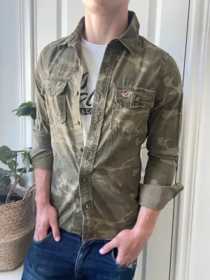 Hollister skjorta / overshirt  - Hollister skjorta / overshirt, Inga defekter! Modellen i bilderna är 180 cm 75 kg och bär Storlek S , Kom med frågor! 🌟 (Kan gå ned i pris vid köp av paket 😉) 