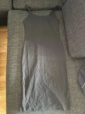 Svart klänning - Säljer en svart vanlig basic klänning då den är för stor nu. Finns ingen lapp kvar men den är i strl L