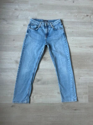 Ljusblåa Nudie Straighr Sally Jeans Storlek W28 L28 - Fina Nudie Jeans i blå färg. Jeansen är i mycket bra skick och sparsamt använda. |  Äkta som allt annat jag säljer! ✅ |  Storlek: W28 L28 | Skick: Mycket Bra Skick | Färg: Blå | Märke: Nudie | Modell: Jeans |   Hör gärna av dig vid frågor så svarar jag så fort jag kan! 😁 |  (SKU - 127)
