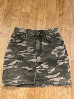 Camoflagefärgad kjol - Säljer en snygg camouflagefärgad kjol från Pull & Bear i storlek S
