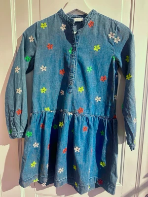 Stella McCartney Kids embroidered denim dress 10Y - Stella McCartney Kids denim dress with multicolor embroidered flowers throughout. Size 10 years / approx. 140 cm. 100% cotton. Worn less than 5 times and in excellent condition.