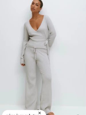 Ljusgrått ribbat loungewear-set - Snyggt grått sett från gina, både byxor och tröja i s, jätte mysigt och fint, nästan aldrig använt 