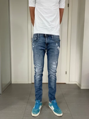Replay Anbass Jeans  - Säljer nu dessa Replay Anbass Jeans med snygga slitningar i populär design, W30 o L32, skriv för fler bilder/frågor🙌🏼