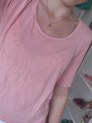 Ljusrosa basic t-shirt  - Enkel och mjuk ljusrosa t-shirt. Rund halsringning och korta ärmar. Perfekt till jeans eller shorts. Tillverkad i tunn bomull som känns skön mot huden.