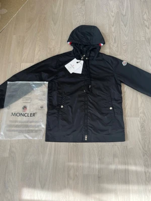 Moncler windbreaker  - Riktigt skön moncler vindjacka i ny skick. Dem är i storlek 1 som motsvarar ungefär S. Perfekt till sommarkvällar där man inte vill ha för varm eller kall. Pris kan diskuteras 