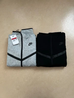 Nike tech fleece zip hoodie strl L bundle  - Säljer 2 st Nike Tech Fleece hoodies i storlek M. Perfekt bundle om du vill ha flera färger att rotera mellan eller sälja vidare  ✔️ Helt nya ✔️ Sjukt populära ✔️ Passar perfekt året runt 📦 Snabb frakt 🤝 Rabatt vid fler köp från min profil 💬 Skriv vid frågor eller fler bilder 