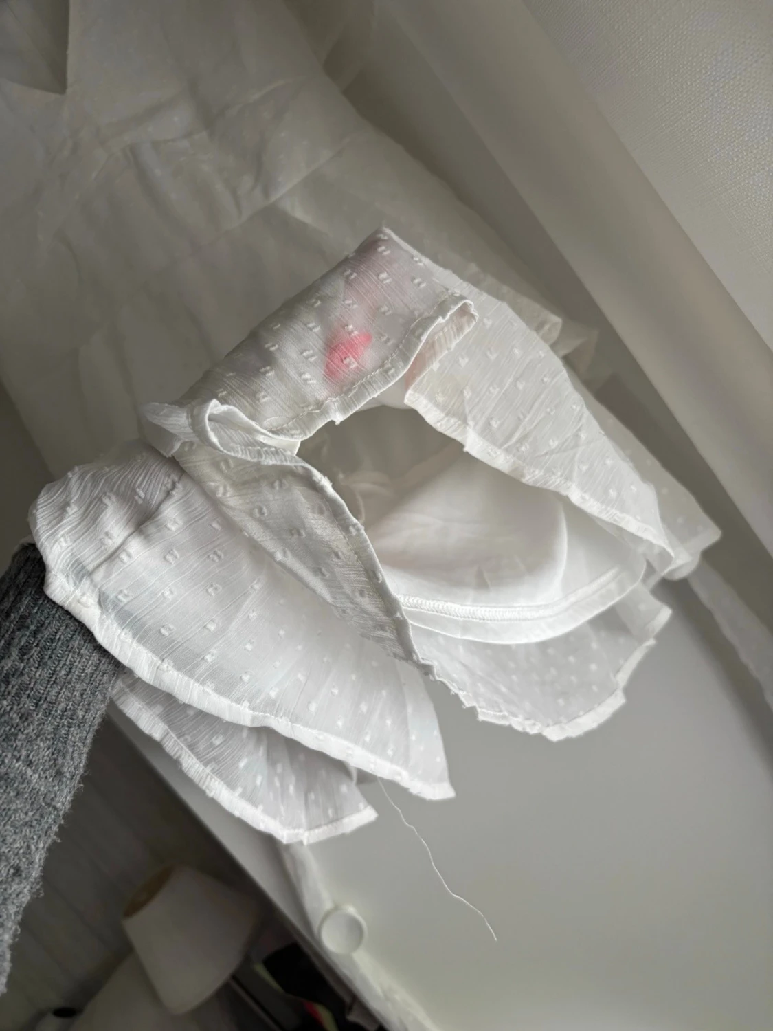 Vit prickig klänning med volanger - 1