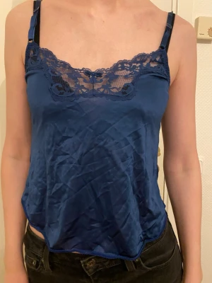 Äkta vintage blått spetslinne - Tillverkad på 70talet av Maidenform i USA och är i utmärkt skick. Passar XS-M. Pris kan diskuteras!