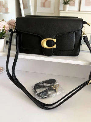 Svart axelväska | trend  - Detta är ingen coach väska!! Bara en lik design. 😊Oanvänd!🎀  Kom med rimliga prisförslag för snabb affär!☺️