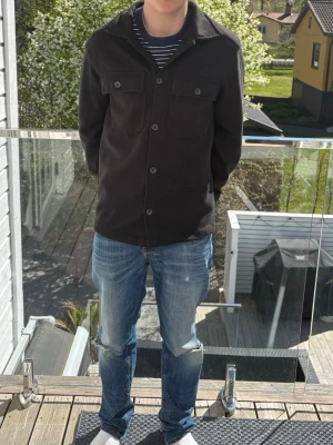 Overshirt - Riktigt snygg svart overshirt. Storleken är M. Tveka inte på att höra av dig vid eventuella frågor och funderingar, vårat pris är inte hugget i sten!🙃