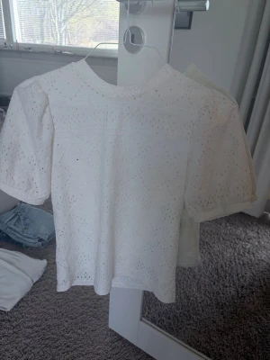 Vit topp - Supersöt topp som är perfekt till sommaren men som inte kommer till användning då jag tycker den ser lite för stor ut på mig