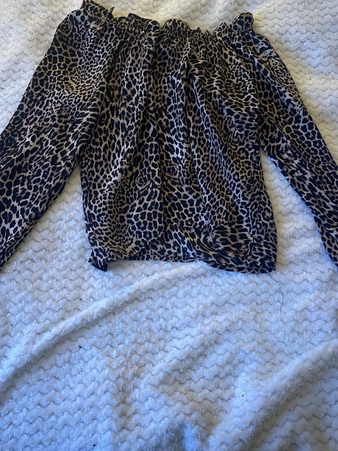 Leopardmönstrad offshoulder-blus