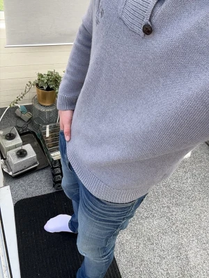 Morris merino knit XL – clean old money vibe - Säljer en riktigt clean stickad tröja från Morris Stockholm i storlek XL. Ljusgrå färg med knappkrage som ger en snygg preppy/old money känsla och passar perfekt till både jeans och chinos.  Gjort i en mjuk merinoull-mix vilket gör den varm men fortfarande lätt och skön att bära. Funkar perfekt för höst/vinter och passar både casual fits och mer uppstyrda outfits.  Tröjan är i mycket bra skick utan hål, fläckar eller tydligt slitage. Riktigt bra basic om man gillar minimalistisk och stilren stil