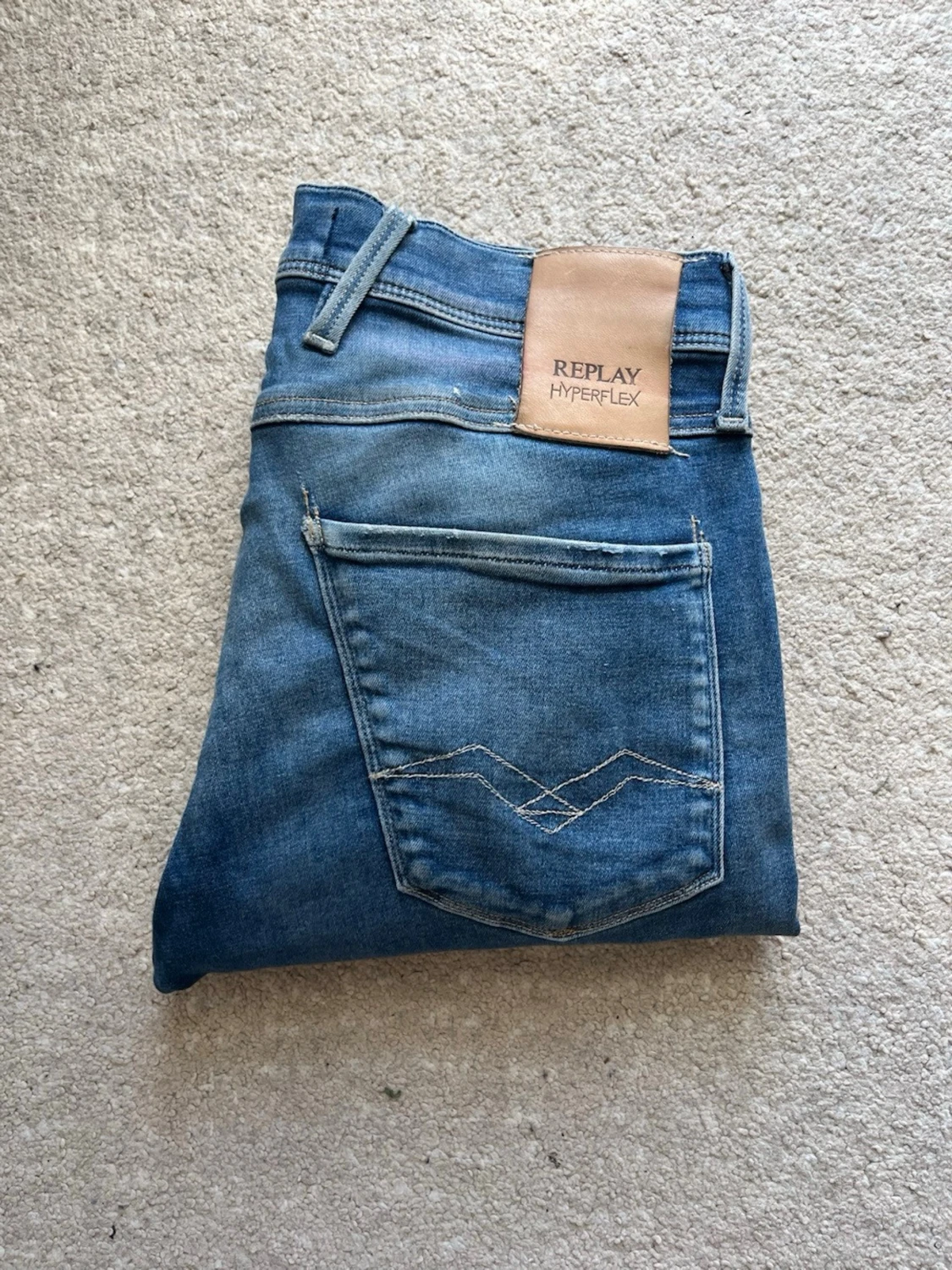 Replay jeans med schyssta slitningar  - 2