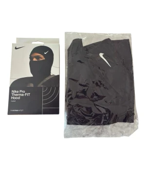 Nike PRO Therma-Fit Hood - Nike PRO Therma-Fit Hood  Sportig hoodie med Therma-Fit-teknologi som håller dig varm när det är kallt ❄️ Designad med huvudfunktioner för träning och aktiv vardag 💪 Mjuk och följsam passform för maximal komfort vid rörelse 👌 Perfekt för gym, löpning eller bara en clean street-look 🏃‍♂️✨  🔹 Märke: Nike 🔹 Modell: PRO Therma-Fit 🔹 Material: Värmebevarande och mjukt tyg 🔹 Passform: Normal 📦 Snabb leverans 💎